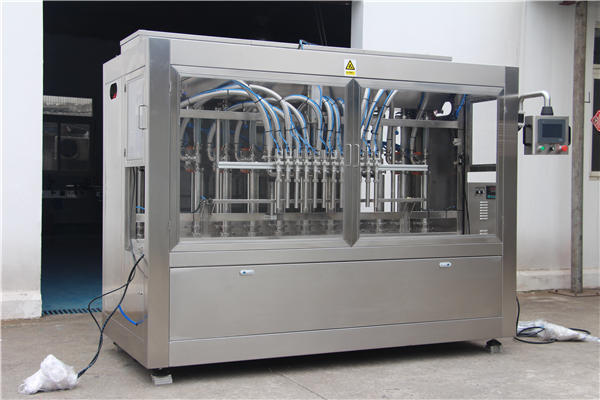 全自動蜂蜜灌裝機裝在瓶子裡 